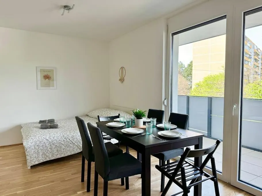 Modern Danube Apartment With Balcony & Free Parking ウィーン 0*,  オーストリア