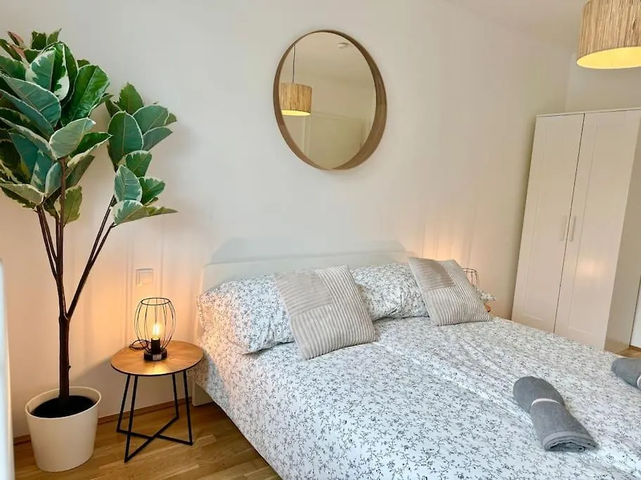 Modern Danube Apartment With Balcony & Free Parking ウィーン
