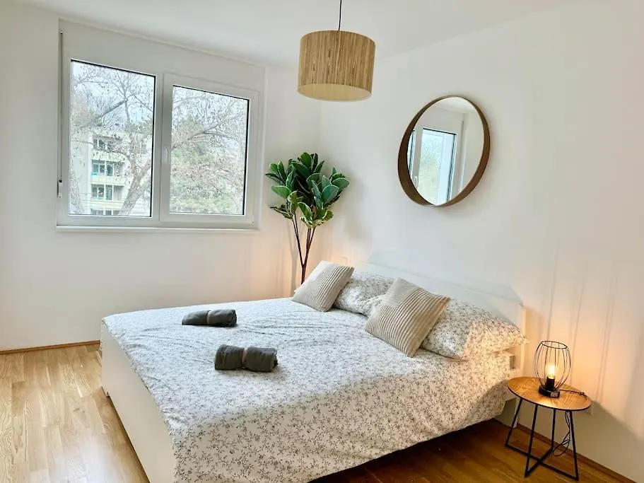 Modern Danube Apartment With Balcony & Free Parking ウィーン