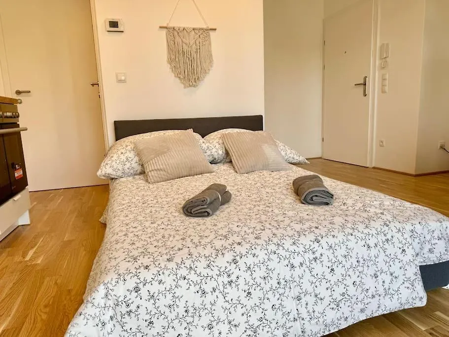 Modern Danube Apartment With Balcony & Free Parking Vienna